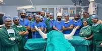 Homem recupera mãos graças ao 1º transplante bilateral da Índia  Foto: Reprodução / Perfil Brasil