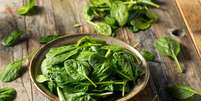 O consumo de espinafre é importante para a saúde  Foto: Brent Hofacker | Shutterstock / Portal EdiCase