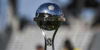 Taça da Copa Sul-Americana   Foto: Staff Images/ CONMEBOL / Esporte News Mundo