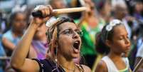 Mulheres participam de passeata pelo centro do Rio de Janeiro no dia 08 de março de 2023  Foto: Fabio Teixeira/Anadolu Agency via Getty Images / BBC News Brasil
