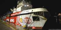 Navio Open Arms, atracado no porto de Larnaca, Chipre, aguardando a partida para a Faixa de Gaza  Foto: DW / Deutsche Welle