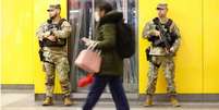 Membros da Guarda Nacional patrulham a Penn Station, em Nova York  Foto: AFP VIA GETTY IMAGES / BBC News Brasil