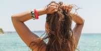 Proteger o cabelo do sol é importante para não danificar os fios  Foto: Shutterstock / Alto Astral