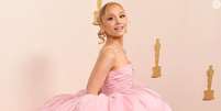 Ariana Grande surpreendeu ao chegar no tapete vermelhor do Oscar 2024.  Foto: Getty Images / Purepeople