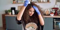 Para pintar o cabelo em casa é preciso ter alguns cuidados  Foto: gpointstudio | Shutterstock / Portal EdiCase