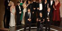 Diretor Christopher Nolan e equipe de "Oppenheimer" recebem Oscar de melhor filme  Foto: DW / Deutsche Welle