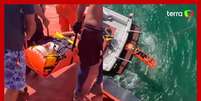 Bombeiros fazem resgate em alto mar após homem sofrer acidente dentro de navio no litoral de SP  Foto: Reprodução