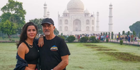 Fernanda e Vicente em frente ao Taj Mahal, durante viagem ao país indiano  Foto: Reprodução/Instagram/vueltaalmundoenmoto