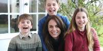 Kate Middleton divulgou foto 'manipulada' com os filhos neste domingo, 10  Foto: Reprodução/X