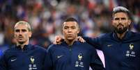Griezmann, Mbappé e Giroud durante hino da França   Foto: FRANCK FIFE | AFP via Getty Images / Esporte News Mundo