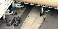 Ônibus é sequestrado em rodoviária do Rio e passageiros são mantidos reféns   Foto: Reprodução/GloboNews