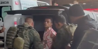 Momento em que sequestrador de ônibus é preso após se render em rodoviária do RJ  Foto: Divulgação/PMERJ