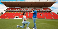 Josh Cavallo, que se assumiu gay em 2021, sendo o primeiro jogador profissional de futebol em atividade a fazer isso, pede companheiro em casamento no estádio Coopers Stadium  Foto: Reprodução: Instagram/joshua.cavallo