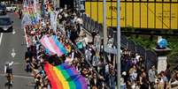 Manifestantes marcham em Tóquio para celebrar os avanços nos direitos LGBTQ e para pedir por igualdade nos direitos de casamento no Japão  Foto: REUTERS/Issei Kato