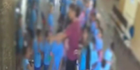 O homem foi flagrado empurrando e afastando a criança, que aparece levando uma mochila rosa  Foto: Reprodução