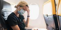 Imagem meramente ilustrativa de mulher passando mal dentro de avião  Foto: iStock