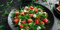 Salada de rúcula com melancia  Foto: DronG | Shutterstock / Portal EdiCase