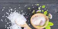 Os rituais de banho de limpeza restauram as energias positivas  Foto: images72 | Shutterstock / Portal EdiCase