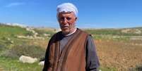 O agricultor palestino Fares Samamreh diz que ele e a família abandonaram sua fazenda após serem atacados por colonos israelenses.  Foto: Stuart Phillips / BBC News Brasil