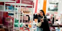 Consumidora em loja de Nova York
10/12/2023
REUTERS/Eduardo Munoz  Foto: Reuters