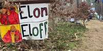 "Elon, Eloff": ativistas da floresta expressão seu descontentamento com o bilionário americano  Foto: DW / Deutsche Welle