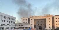 Fumaça no hospital Al Shifa, na Cidade de Gaza  Foto: Doaa Rouqa