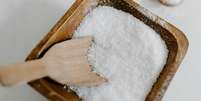 Como usar o sal grosso para a limpeza energética e proteção espiritual?  Foto: Freepik / Bons Fluidos
