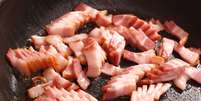 Entenda os riscos de comer bacon malpassado  Foto: iStock