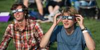 Alguns distritos nos EUA vão fornecer óculos de proteção para alunos observarem o eclipse em segurança (Imagem: Reprodução/NASA/Aubrey Gemignani)  Foto: Canaltech