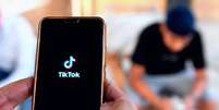 Celular com logo do TikTok na tela  Foto: AFP / BBC News Brasil