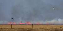 Incêndio florestal pode ser visto, levemente desfocado pelas ondas de calor, depois de ter sido fustigado por ventos fortes em Pampa, Texas 02/03/2024  Foto: REUTERS/Leah Millis
