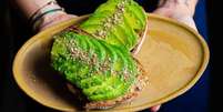 Avocado toast, torta que leva a versão mais cremosa do abacate  Foto: Maria Carolina Castro de Menezes Ribeiro