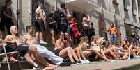De biquíni e sunga, alunos da PUC-SP protestam contra falta de ar-condicionado nas salas   Foto: Reprodução/Instagram 