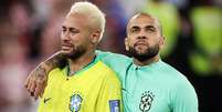 Neymar e Daniel Alves lamentam eliminação do Brasil na última Copa do Mundo  Foto: Getty Images