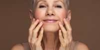 Fortalecer os músculos do rosto ajuda a combater rugas  Foto: Raisa Kanareva | Shutterstock / Portal EdiCase