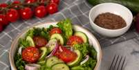 Salada com tomate e linhaça  Foto: kattyart | Shutterstock / Portal EdiCase