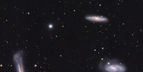 Trio do Leão é formado pelas galáxias NGC 3628, M66 e M65, à esquerda, direita e parte superior da foto, respectivamente (Imagem: Reprodução/Steve Cannistra)  Foto: Canaltech