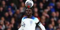  Foto: Adrian Dennis/AFP via Getty Images - Legenda: Bukayo Saka é um dos destaques do Arsenal na atual temporada - / Jogada10