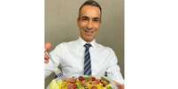 César Tralli exibe sua salada de pinhão  Foto: Reprodução/Instagram/@cesartralli