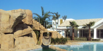 Mansão possui piscinas e até campo de futebol  Foto: Reprodução/Arte do Cimento