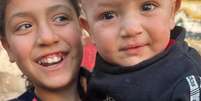 Alma e Tarazan, o irmão de 18 meses morto junto com o restante da família em um bombardeio que atingiu o edifício onde estavam abrigados  Foto: Imagem cedida pela família / BBC News Brasil