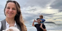 Matilde com Cauê e Diego com Joaquim, em uma praia  Foto: Reprodução/Redes Sociais / Perfil Brasil