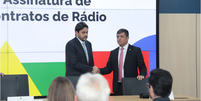 Antonio Malva Neto (à esquerda) é diretor do Departamento de Radiodifusão Privada do Ministério das Comunicações, liderado por Juscelino Filho (à direita).  Foto: Samy Sousa/Ministério das Comunicações