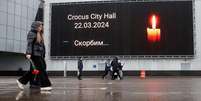 Entrada do Crocus, casa de shows palco de massacre na Rússia, agora recebe homenagens às vítimas  Foto: Reuters / BBC News Brasil