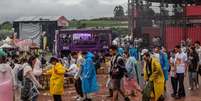 Fãs enfrentam frio, chuva e lama no 2.º dia de shows do Festival Lollapalooza Brasil em 2024  Foto: Taba Benedicto/ Estadão / Estadão