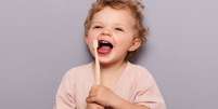 Saúde bucal de bebês e crianças: aprenda a escolher a escova de dentes certa  Foto: Shutterstock / Saúde em Dia