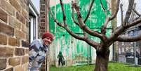 O mural do Banksy está no jardim do apartamento onde moro em Londres Foto: Laura García / BBC News Brasil
