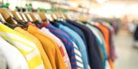 Roupas de bazar carregam energias negativas ou não? Saiba tudo!  Foto: Shutterstock / João Bidu