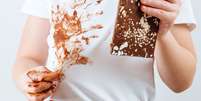Aprenda como tirar manchas de chocolate de roupa  Foto: Shutterstock / Alto Astral