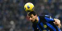  Foto: Gabriel Bouys/AFP via Getty Images - Legenda: Francesco Acerbi em ação com a camisa da Inter de Milão - / Jogada10